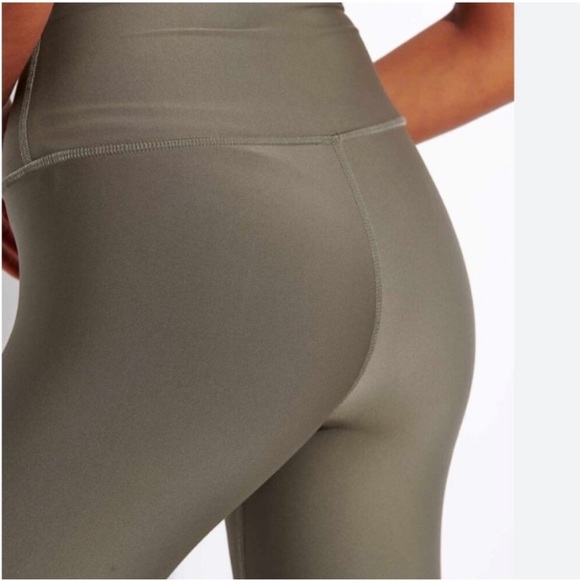 Alo Yoga Airlift Legging in Olive Branch - Picture 4 of 8